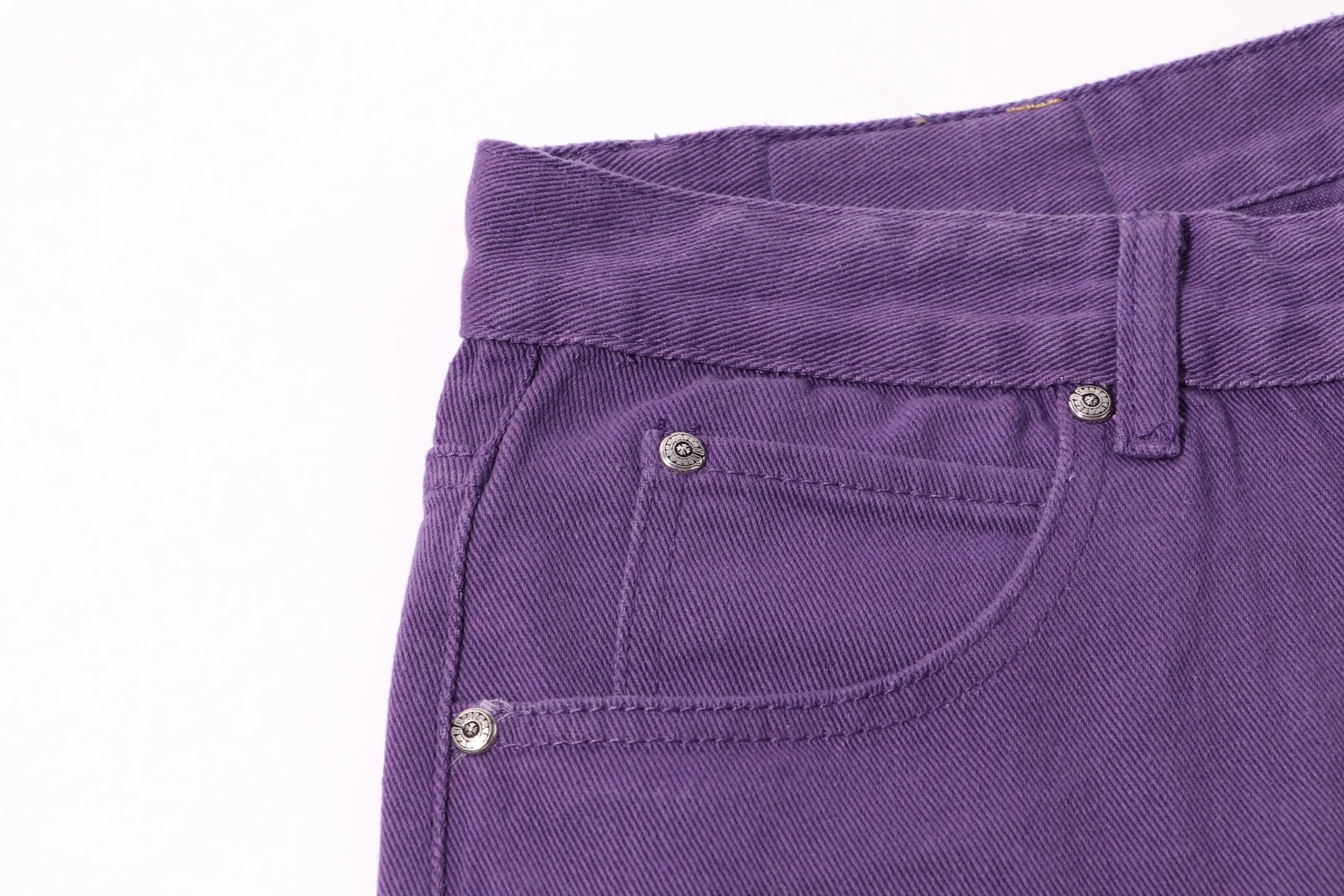 P240 Style No.: H41 Croxin & 𝐂𝐡𝐫𝐨𝐦𝐞 𝐇𝐞𝐚𝐫𝐭 ss25 Purple Cow King Jeans. Styles with different wash textures are very friendly to people with thin legs. The slightly flared version perfectly modifies the leg shape. The timeless and moderate length makes it easy to match and match. It is the basis for various styles and is a must-have in your wardrobe! The fabric is stiff but also makes the upper body soft without losing texture. The washing process is even more perfect. It is a must-have item for everyone! ! ! Washed wheat, hang tag, pants label, three labels complete Color: purple Size: 28-30-32-34